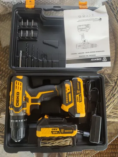 Parafusadeira a bateria 20v 2 baterias nova