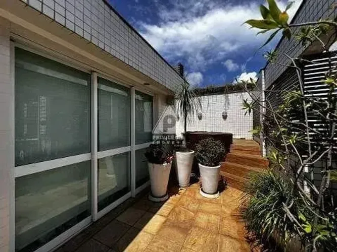Cobertura no Leblon: 247 m², 4 quartos (2 suítes), 4 vagas e lazer completo
