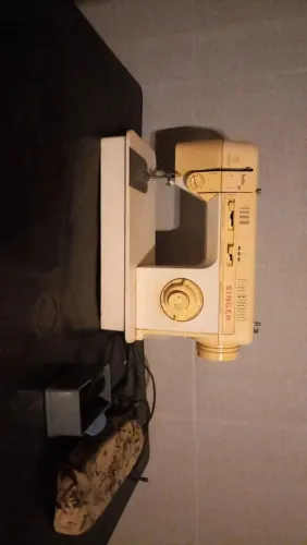 Máquina de Costura Singer Facilita 28 com kit bordado