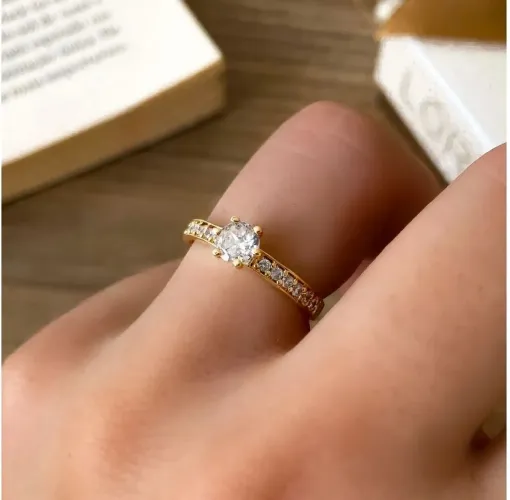 Anel Pedido de Noivado com detalhes em pedras de zircônia 