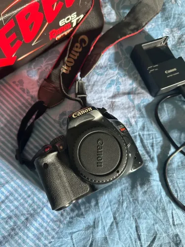 Câmera Canon EOS Rebel T2i DSLR - Completa com Caixa e Carregador