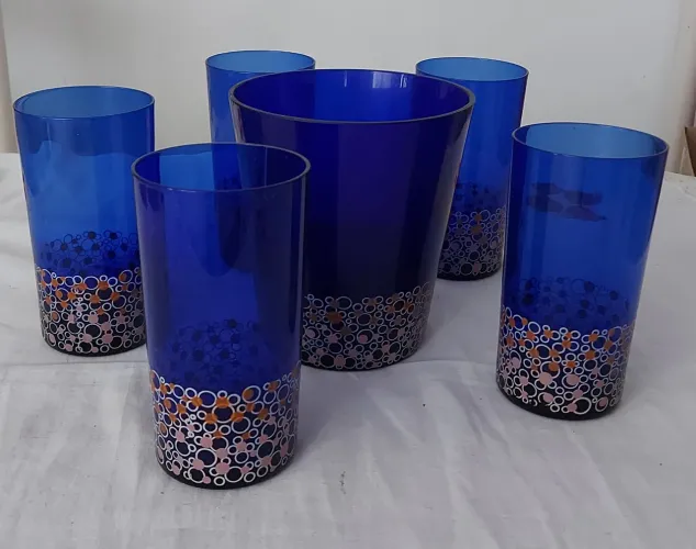 Conjunto de copos, similar estilo veneziano, com um balde de gelo combinando.