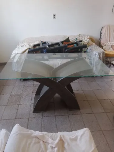 Vendo mesa de jantar, com 4 lugares e tampo de vidro