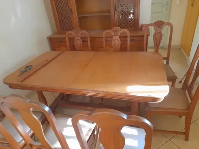 Armário/Cristaleira de Madeira + Mesa Extensível para 8 lugares