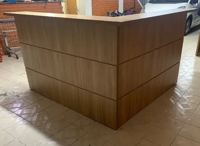 Balcão de recepção em L em MDF reforçado