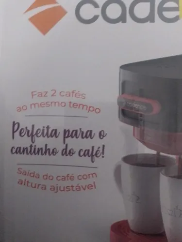 Cafeteira eletrica Single Up, marca Cadence na cor preto e vermelho