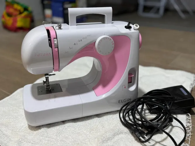 Máquina de Costura Elgin Futura 110V