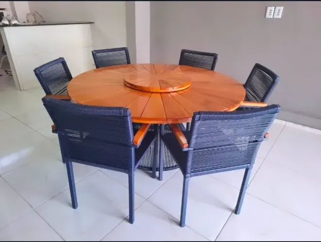 CONJUNTO MESA DE MADEIRA COM PRATO GIRATÓRIO