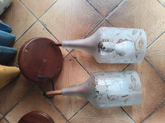 Luminária pendente dupla de vidro de garrafa jateadas e detalhes em madeira 