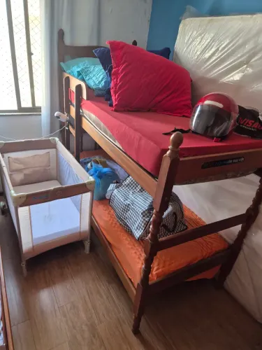 Vendo cama beliche de madeira maciça com 2 colchões