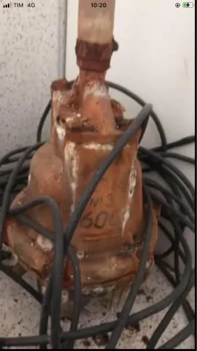 Bomba d'água submersível enferrujada