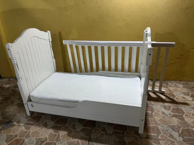 Berço/Cama TULIPA BABY branco, colchão Ortobom e protetor de colchão.