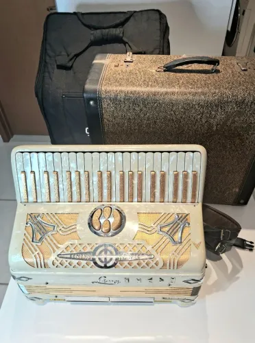 Sanfona 120 baixos reduzida (feita a mão)