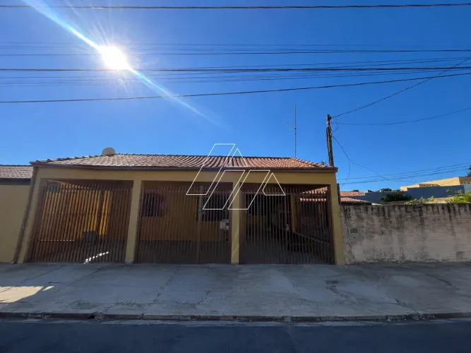 Locação: Casa Espaçosa com 4 Dormitórios 1 sendo suíte e Amplo Quintal no Palmital