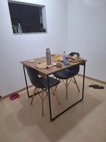 Mesa com duas cadeiras 