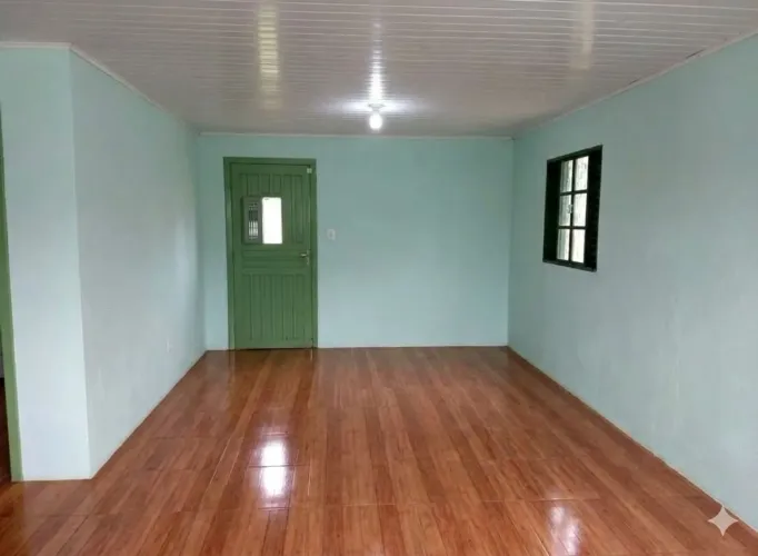 CASA SEMINOVA COM AMPLO TERRENO! EXCELENTE OPORTUNIDADE!