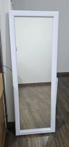 Espelho retangular moldura branca. 