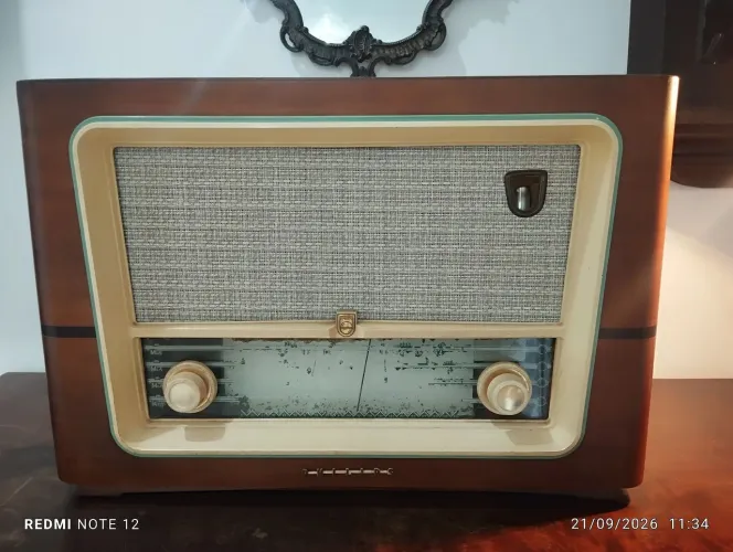 Rádio Philips antiga valvulado com olho mágico