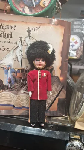 boneco souvenir vintage, provavelmente dos anos 60 retrata um Guarda Real.