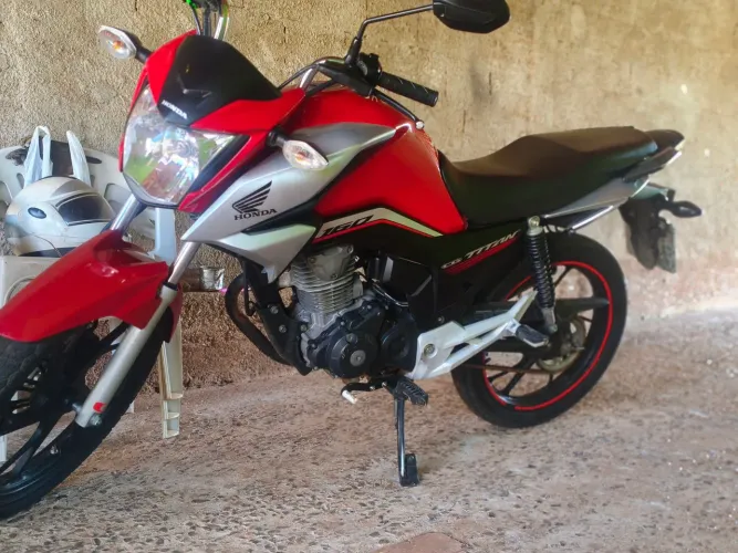 Vende-se Titan 160 muito conservada