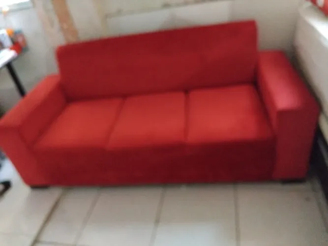 Eu estou vendedo u sofa muito bom cor vermelho 