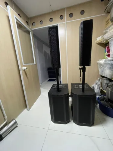 Frahm Lumi Tower com subwoofer + torre line array destacável.