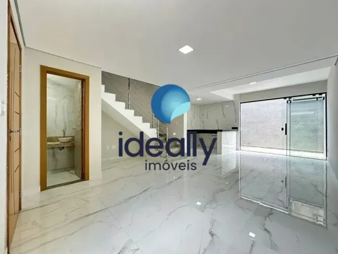 Casa Geminada à Venda 3 Quartos - 1 Suíte - 2 Vagas - 130m² - Alto Padrão - Santa Mônica