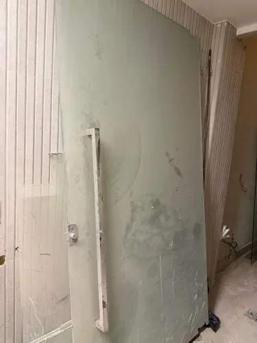 Porta de vidro temperado com puxador em inox