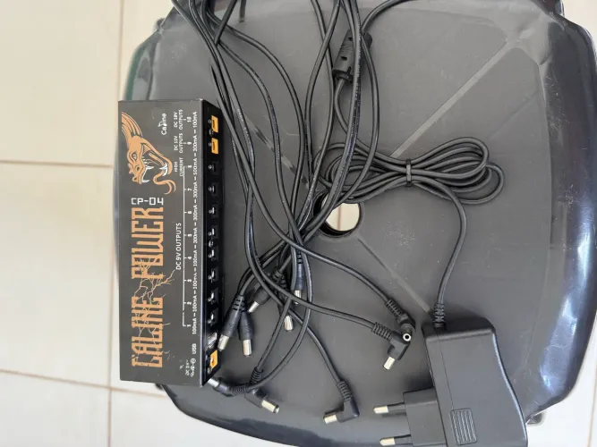 Fonte Caline Power p/10 pedais + fonte + 5 cabos de alimentação