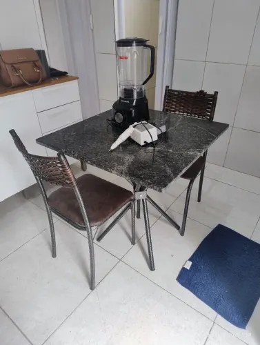Mesa com 4 cadeiras 