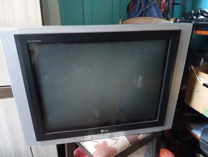 Tv de tubo gigante funcionando normalmente som alto troco por PS2 ou Pc simples