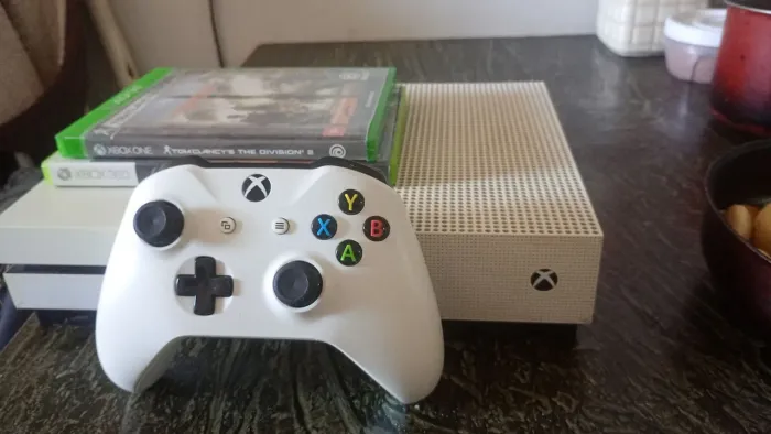 Xbox one S 500gb + 2 jogos físicos + controle original