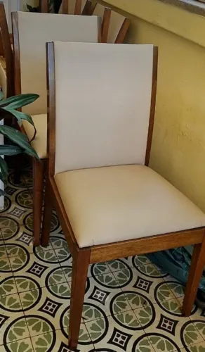 Cadeira de Jantar em Madeira Nobre Maciça, com Estofado em Couríssimo