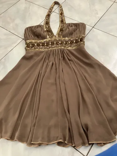 Vestido marrom de festa