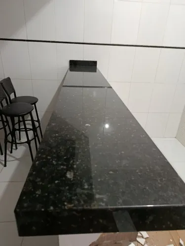 Balcão de cozinha de mármore verde Ubatuba medidas 2.15 comp,0,35 larg ,0,8 saía cent