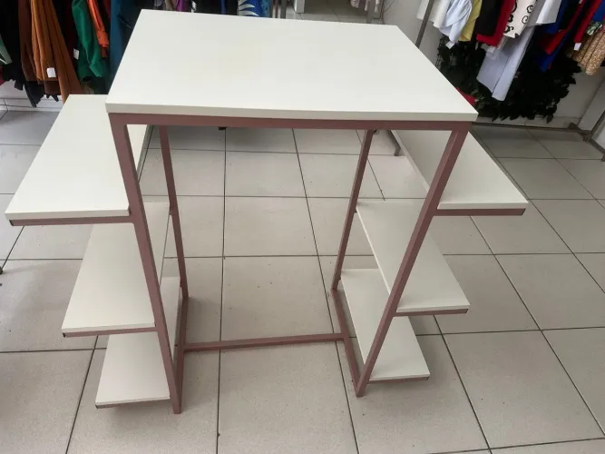 Mesa espositora com arara