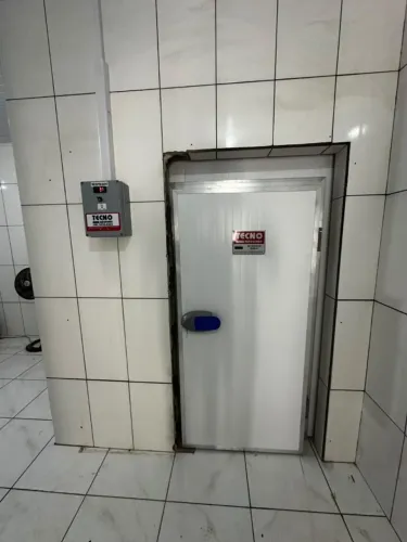PORTA DE CAMARA FRIA - PROJETAMOS SOB MEDIDA - GIRATORIA / PORTA DE CORRER