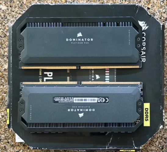 Kit De Memoria Corsair Dominator Platinum 32GB / DDR5 / 6200mhz / - CMT32GX5M2X6200
