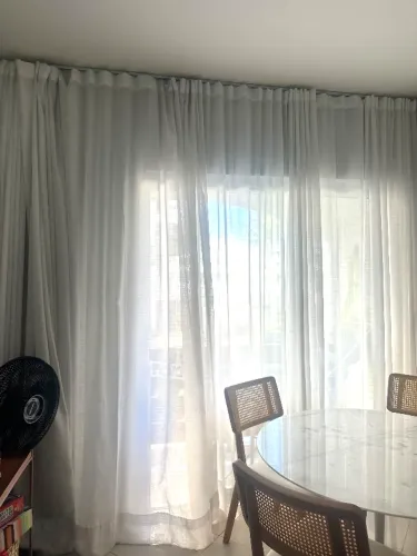 Cortina de trilho em voal de linho cor branca 277x290cm - ESTADO DE NOVO (SEMINOVO)