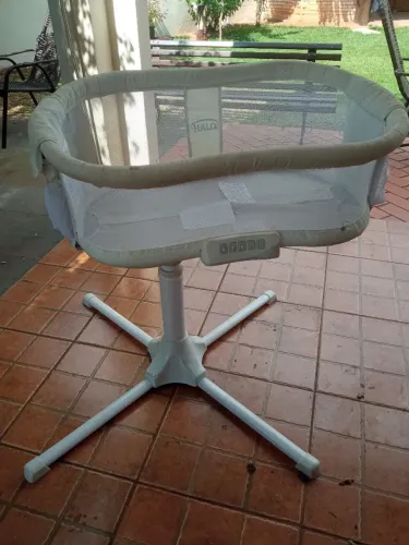 Berço americano vem com luz e ruído branco no próprio berço