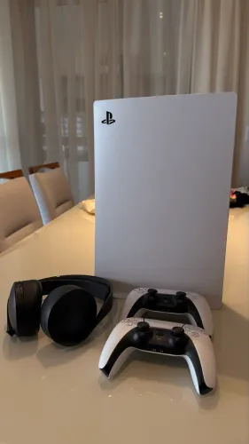 PlayStation PS5 com headset e 2 controles