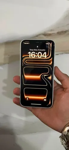 iPhone XR na Carcaça do 17