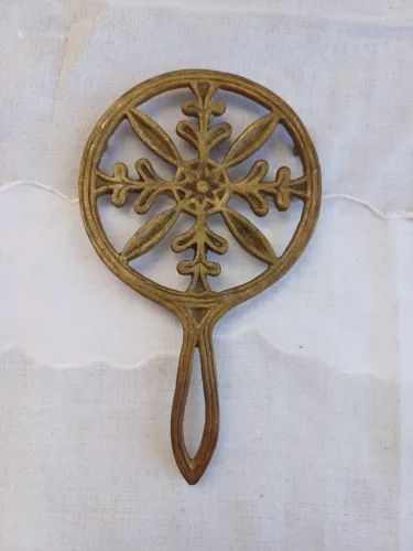 Descanso de panela em bronze decorativo está torto