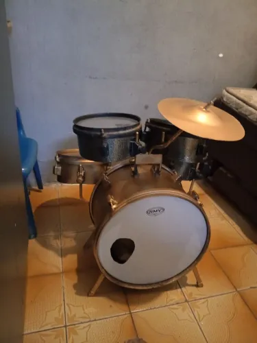 Vende - se bateria de tocar de criança em ótimo estado novíssima