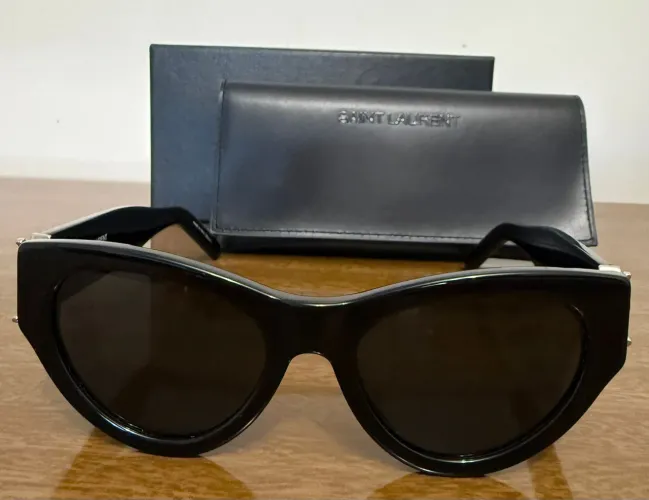 Óculos de Sol Saint Laurent novo, nunca usado em acetato e armação gatinho