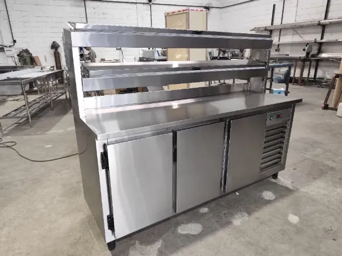 Balcão inox refrigerado c/ 1 condimentadora 1950×650×900 3 portas