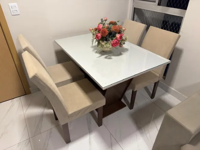 Vendo Mesa de Jantar 4 Lugares com 4 Cadeiras - Excelente Estado