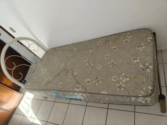 Cama de solteiro tubular com colchão