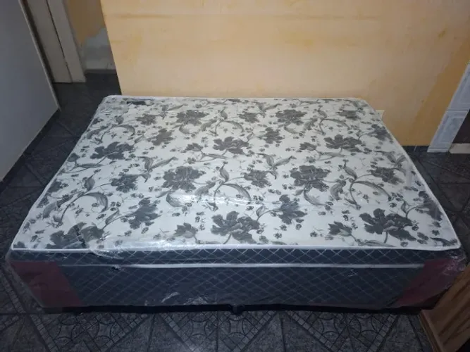 Cama de casal quase nova.
