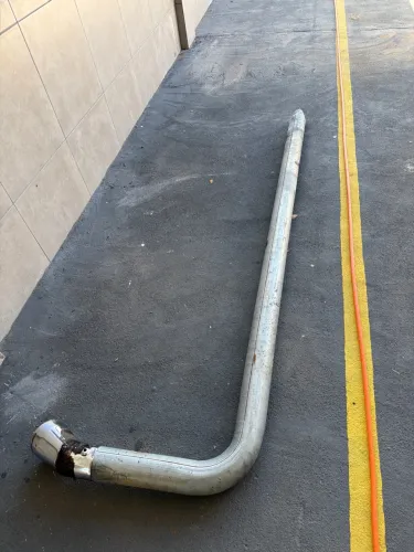 Vendo escapamento de caminhão boiadeiro 4 polegadas nunca usado,vai com a ponteira usada
